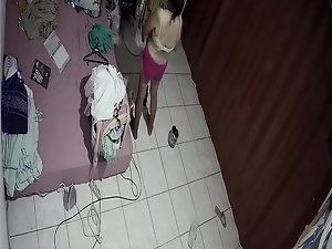 Misbehave garantía de cámara de seguridad Asia niña después del baño