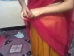 una niña de masaje indio scrub aceite scrub el hermano