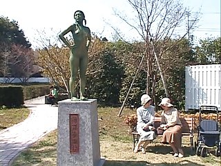 Asiático estatua de coryza mujer