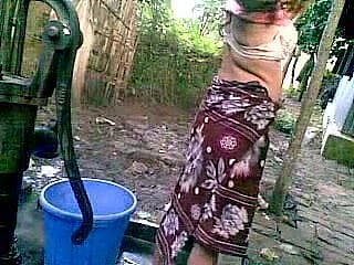 منتديات قرية فتاة مع كبير الثدي أخذ حمام في ملفه