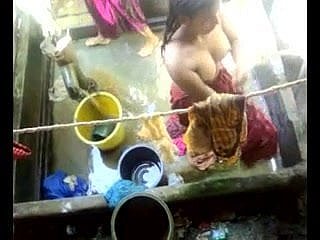 Bangla Desi Dorf Mädchen badet regarding Dhaka Stadt HQ (5)