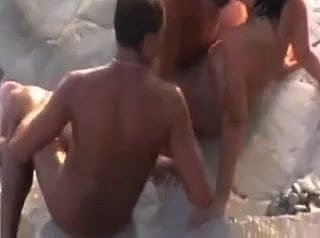 Cockold dejar que frigid mierda a su esposa en frigid playa por un extraño