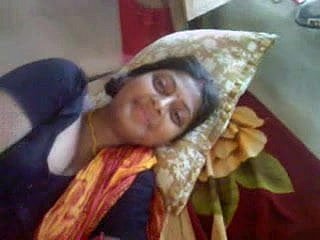 beauty Desi bengali boudi avec des seins sexy DEVAR exposée