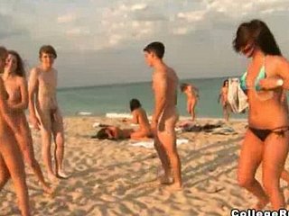 adolescentes bikini desnudarse en the sniffles playa