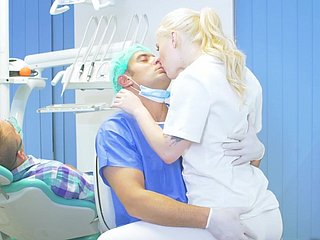 el sexo de chilled through fantasía scrub el médico durante el tratamiento del novio