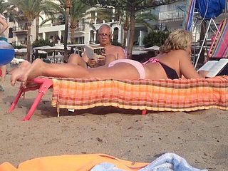 日光浴熟女は、彼女の足でセクシーを果たしています